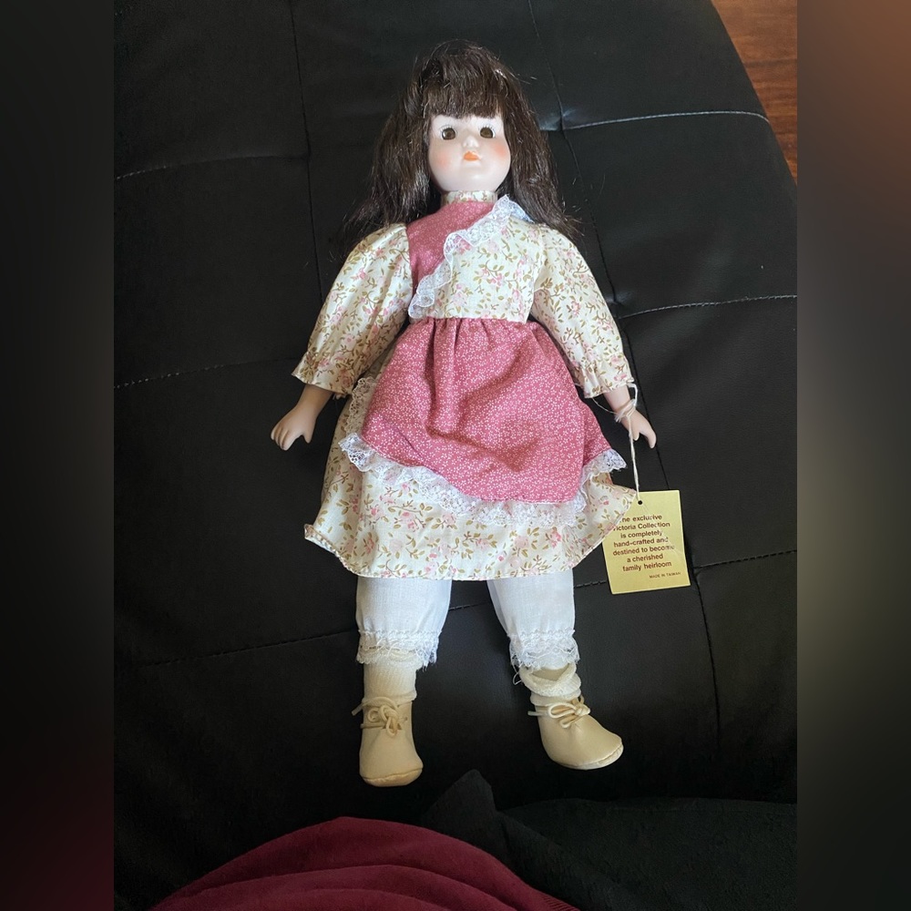 Porcelain doll - Picture 3 of 8